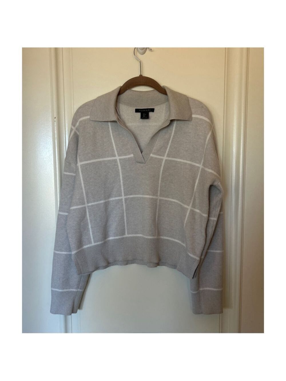 Women's TAHARI Grey & White Plaid V-Neck Sweater L - Picture 2 of 6
